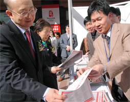 中國質(zhì)量檢驗(yàn)協(xié)會工作人員在咨詢活動現(xiàn)場向支樹平副局長詳細(xì)介紹《消費(fèi)知識·名優(yōu)企業(yè)宣傳手冊》。