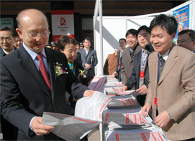 支樹平副局長在咨詢現(xiàn)場閱示中國質(zhì)量檢驗(yàn)協(xié)會編輯發(fā)放的《3.15消費(fèi)知識·名優(yōu)企業(yè)宣傳手冊》。