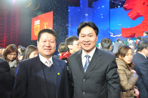 中國質(zhì)量檢驗協(xié)會企業(yè)工作部主任楊曉東與中國消費者協(xié)會副會長兼秘書長楊紅燦在中央電視臺演播大廳2012年“3.15晚會”直播現(xiàn)場合影留念。