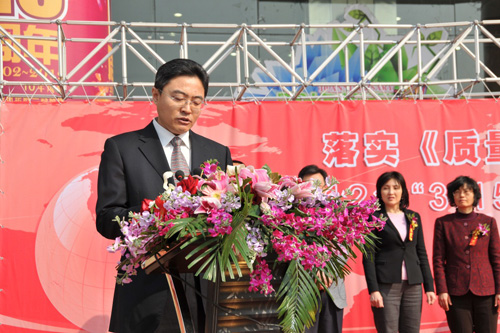 國家質(zhì)檢總局辦公廳副主任、中國質(zhì)量檢驗協(xié)會副理事長劉洪生在活動現(xiàn)場發(fā)布2012年皮鞋、衛(wèi)生巾兩類消費品產(chǎn)品質(zhì)量國家監(jiān)督抽查結(jié)果和2011年汽車產(chǎn)品缺陷信息投訴基本情況。