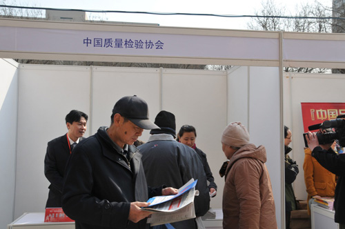 中國質(zhì)量檢驗協(xié)會企業(yè)工作部主任楊曉東在2012年3.15咨詢服務(wù)活動現(xiàn)場向消費者介紹中國質(zhì)量檢驗協(xié)會編印的宣傳資料。